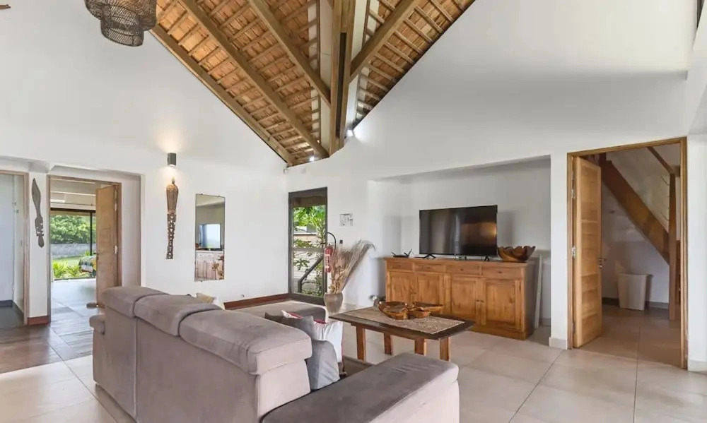 Coastal Bliss 1BR Bungalow by the Sea in Moorea