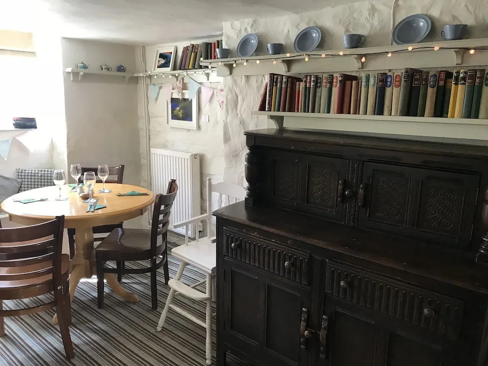 Drewe Arms Bunk Rooms & Church Cottage