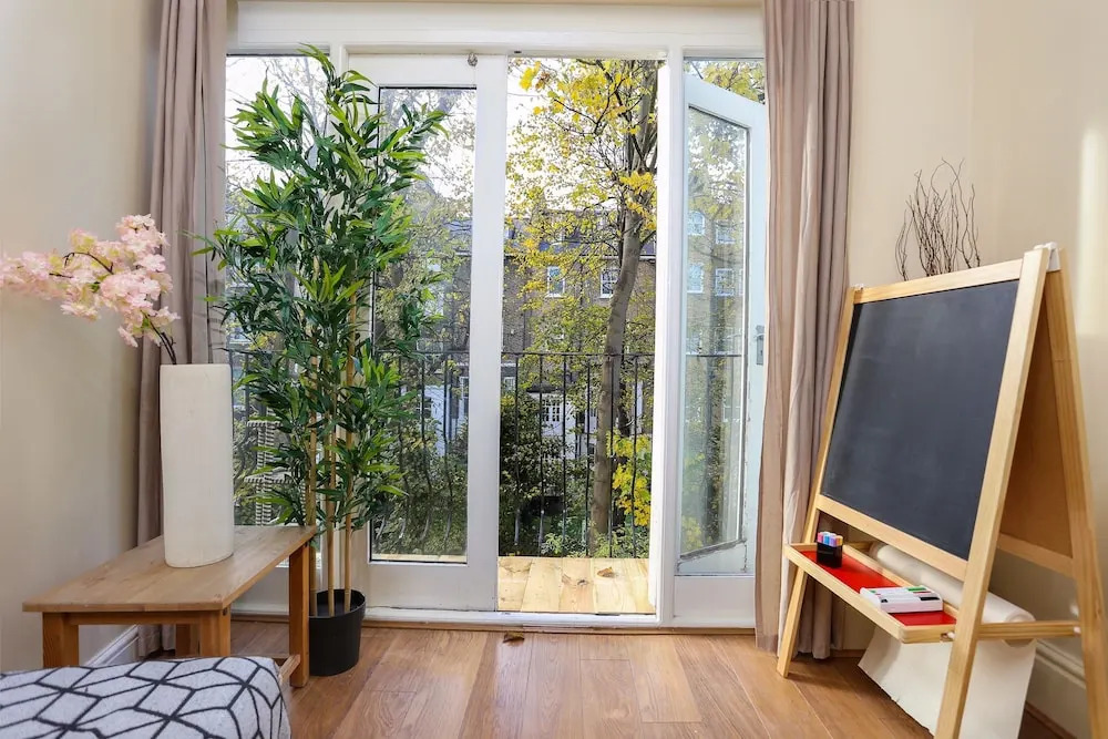 3 Bed Kensington Apartment with Balcony