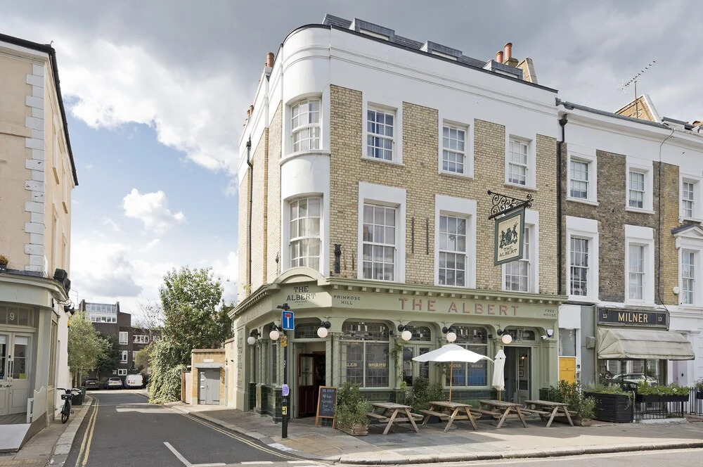 Spacious Studio Suite Near Regents Park
