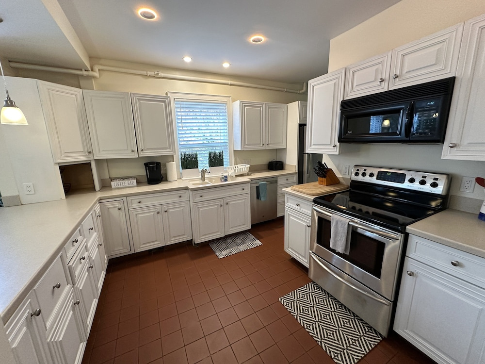 Very Cool 2 Bed/ 1 Bath Apartment Downtown Npt. - Unit 4 2 Bedroom Apts