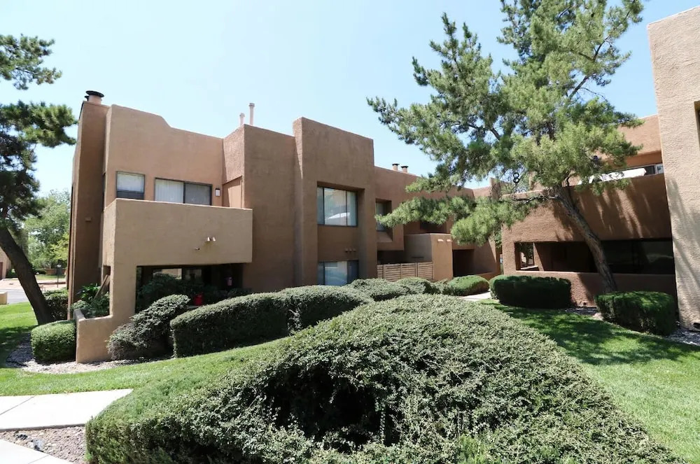 2 Bedroom Apartment w/ Pool, Balcony & WiFi by Frontdesk
