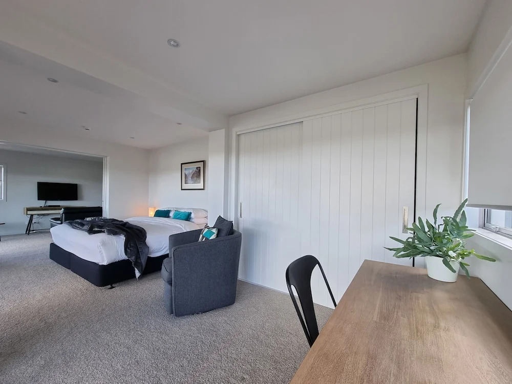 Fabulous Milford 1BR With Views & SkyTV