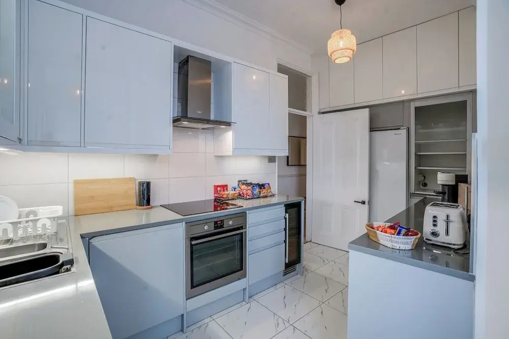 Buckingham Palace 4BR Family Stay Cathedral View
