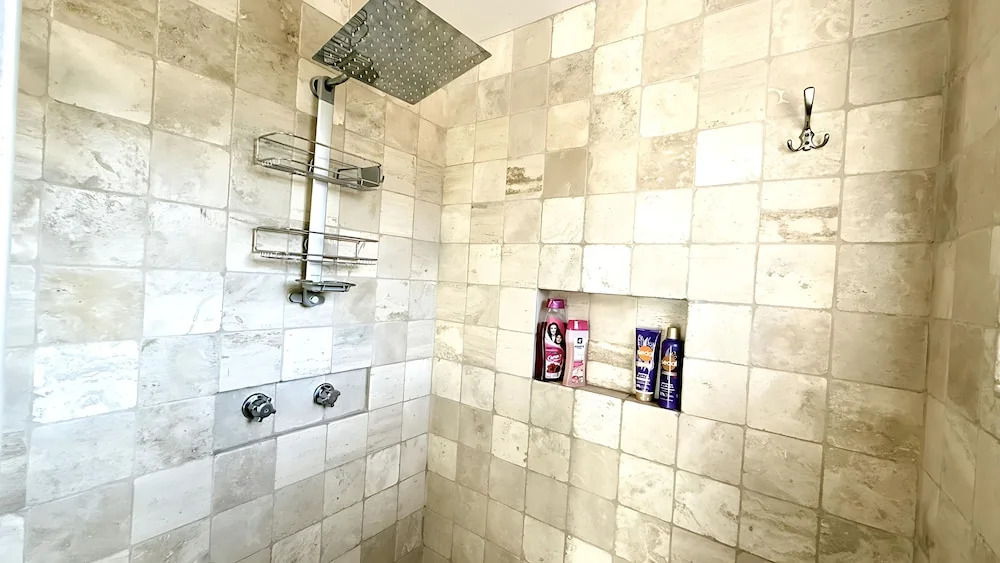 Luxurious 2 Bedroom Ajijic Home - Bikes - Huge Patio - Gym - Pickleball Court