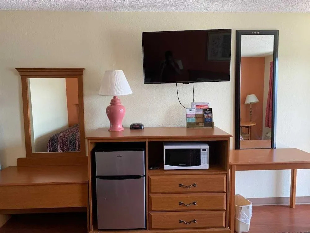 Key West Inn - Chatsworth