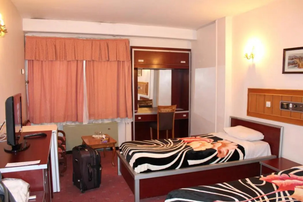 Hotel Piroozy