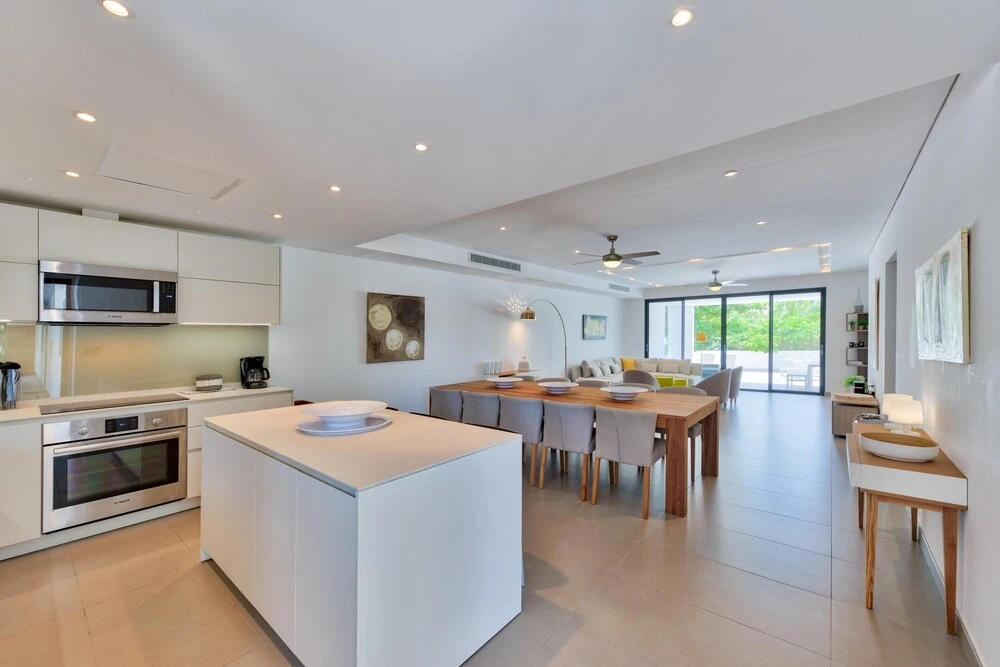 Contemporary Condo, Walk to Beach, Shops, Restaurants, AC, Free Wifi, Pool
