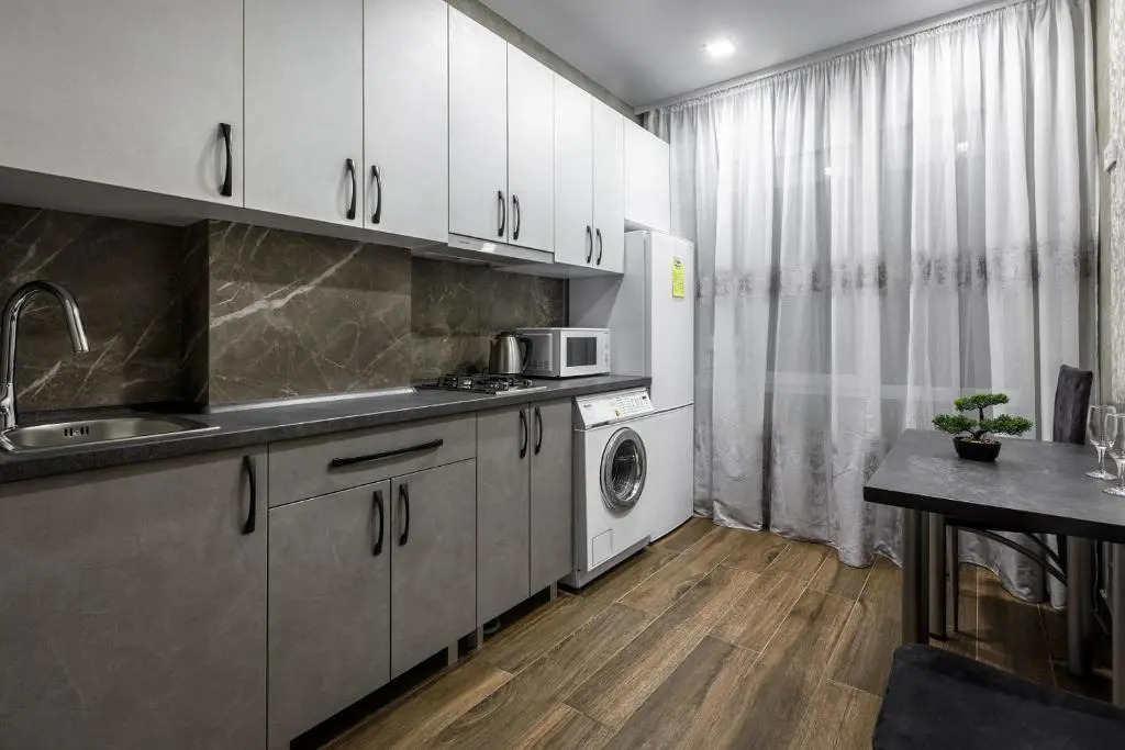 Apartment in the center! PANORAMIC WINDOWS! Fireplace!