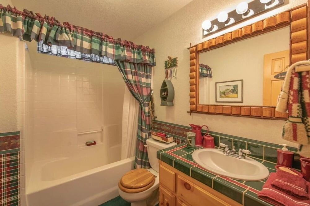 Cabin 3 - Knotty Pine And Forest Views Await At This Traditional Mountain Home. 2 Bedroom Home