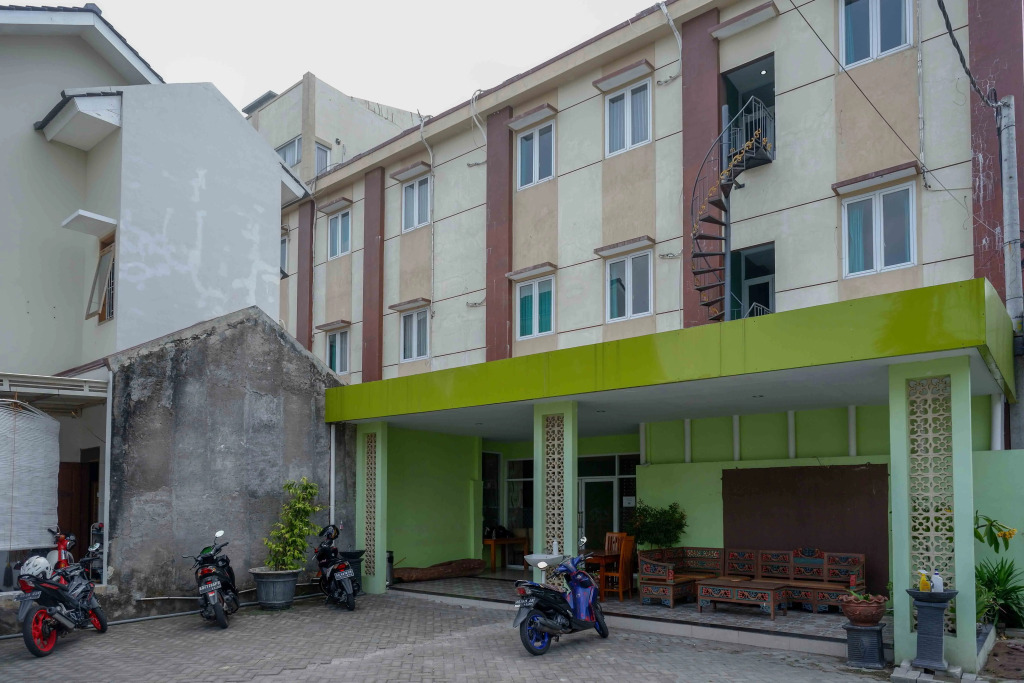 RedDoorz Plus Syariah near Laweyan Solo
