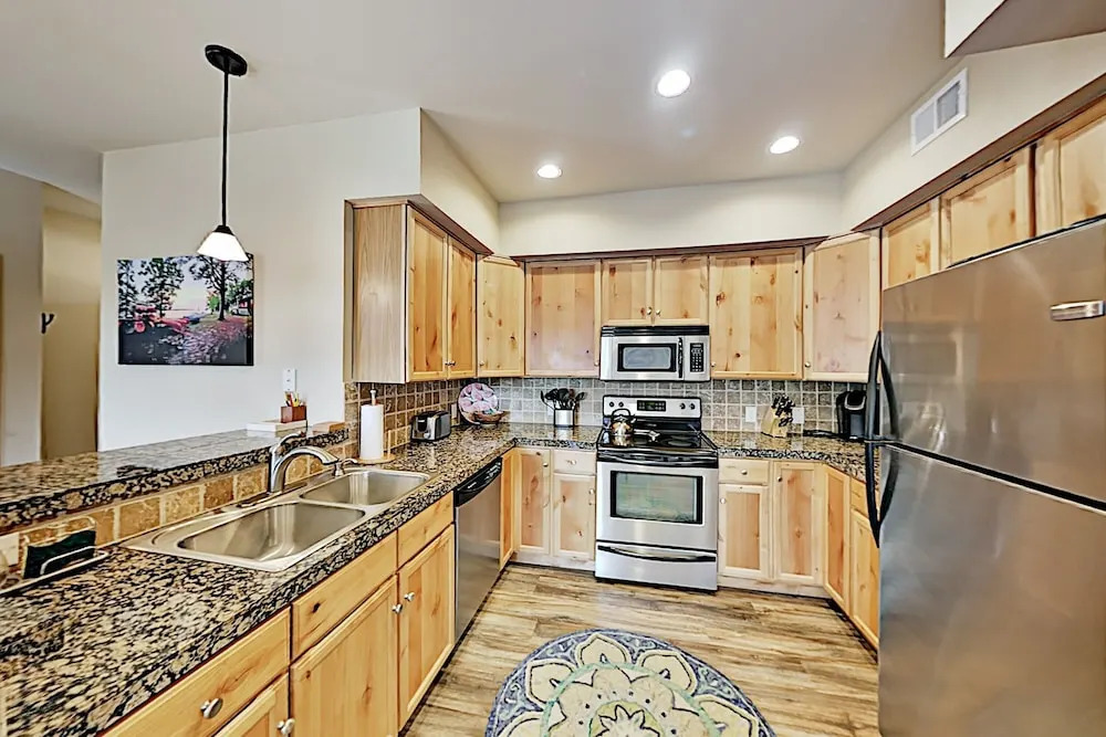 New Listing! Stylish W/ Garage & Hot Tubs 3 Bedroom Condo