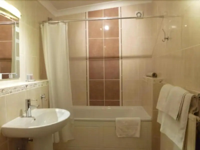 Shaw Hill Hotel Golf And Country Club