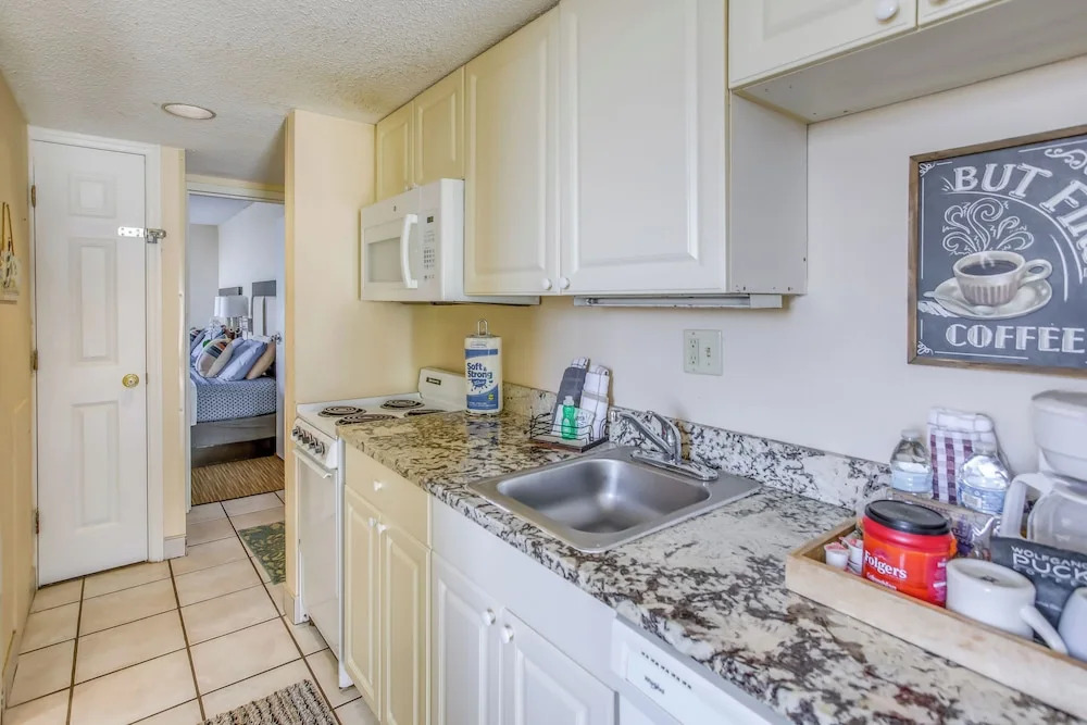 Beachfront Condo w/ Balcony & Pool in Myrtle Beach