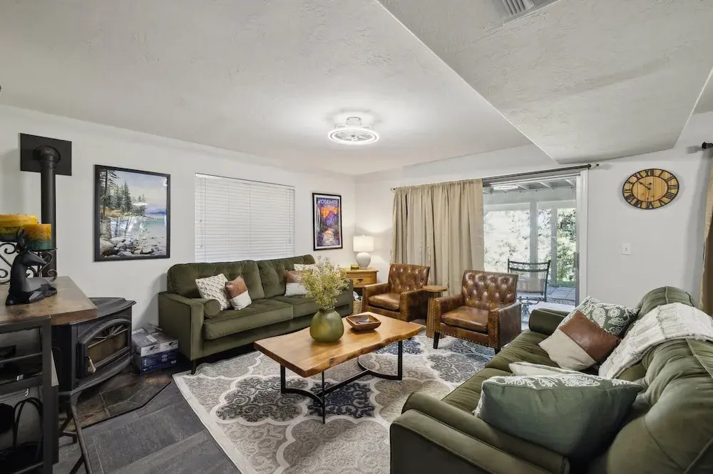 Whispering Pines Retreat 5 Bedroom Home by Yosemite Region Resorts
