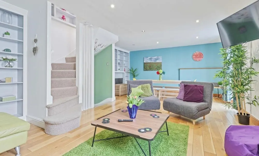 Pebble Mews House - Sleeps 6 to 8 Guests