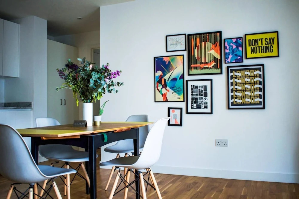 Stylish 2 Bedroom Flat With Balcony