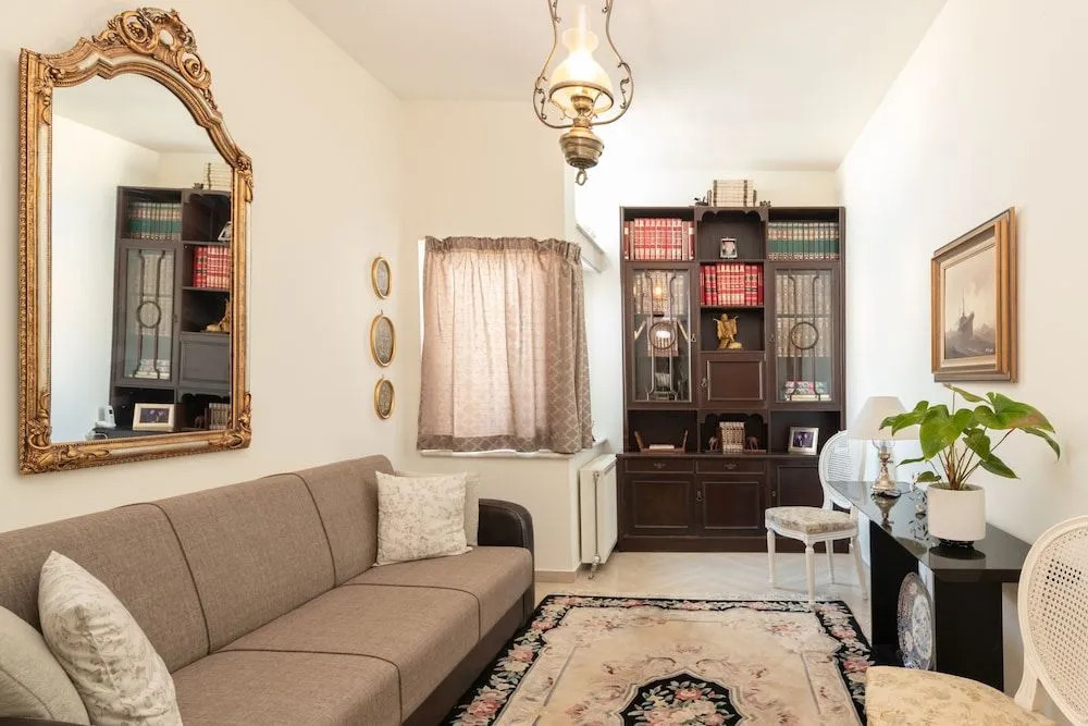 Elegant Harbour Apartment