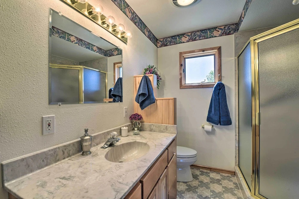 Questa Home w/ Views - 13 Mi to Red River Skiing!