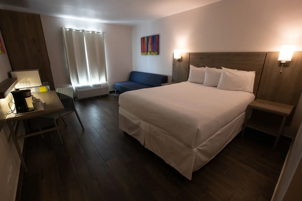 Hotel Mesaluna Near American Consulate
