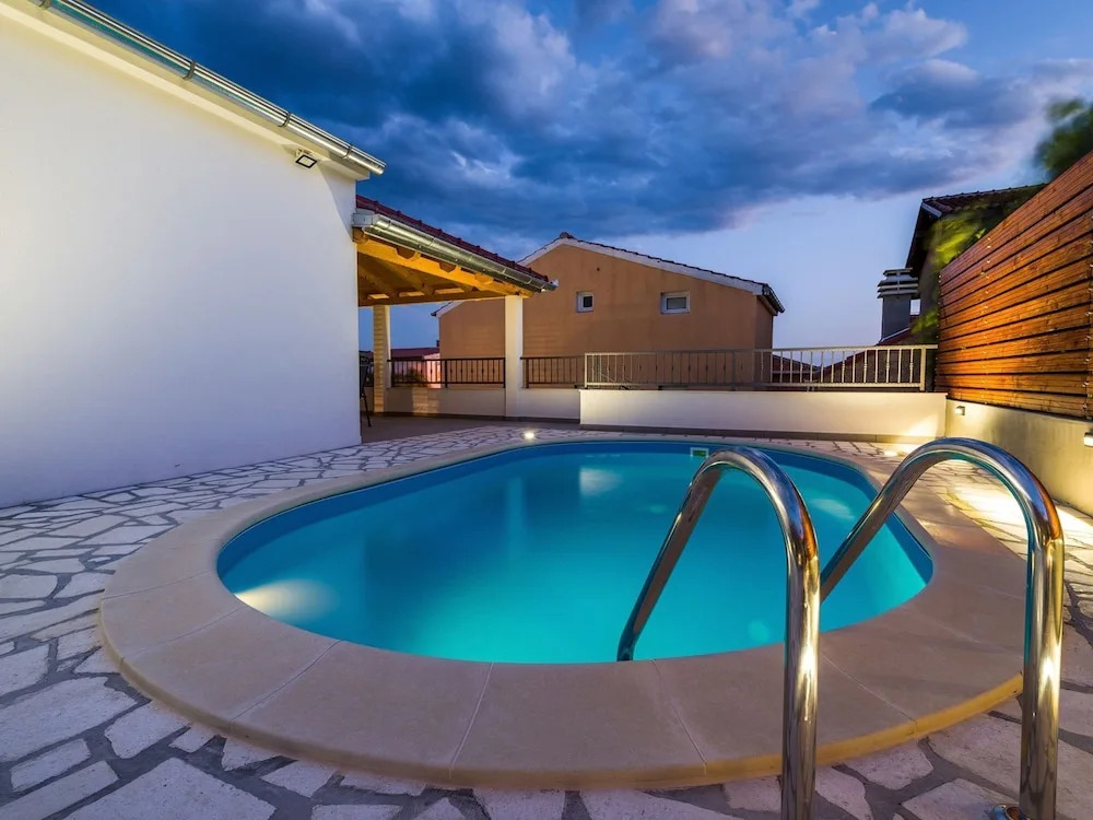 Charming Villa in Jasenice With Pool