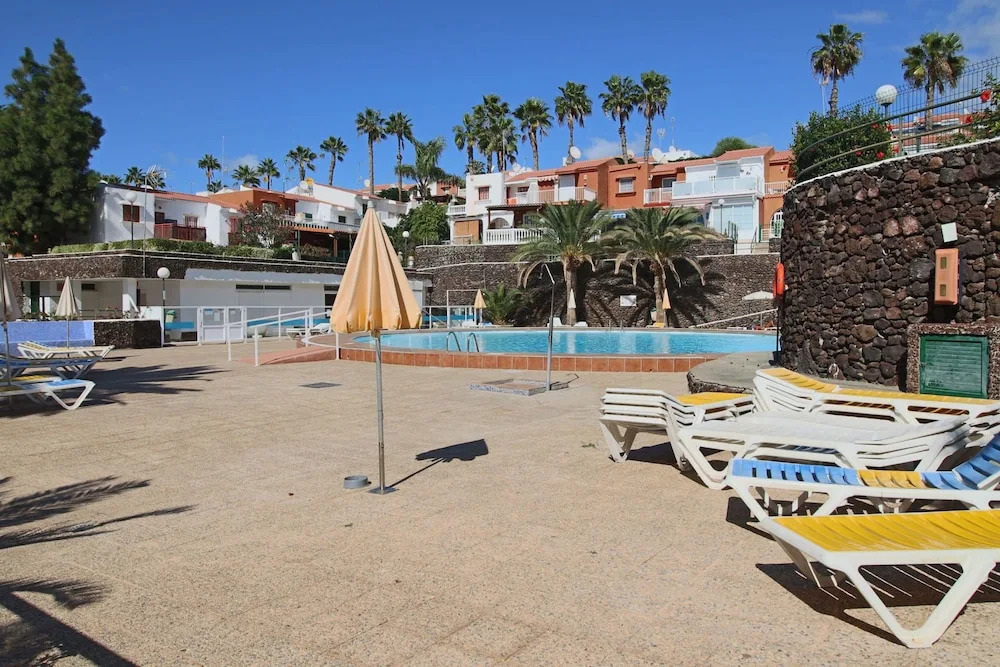 Nice house with heated pool and tennis course