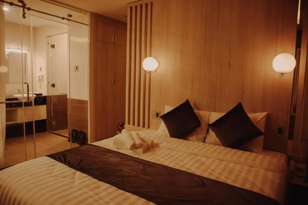 Silent Night Dem Lanh Hotel