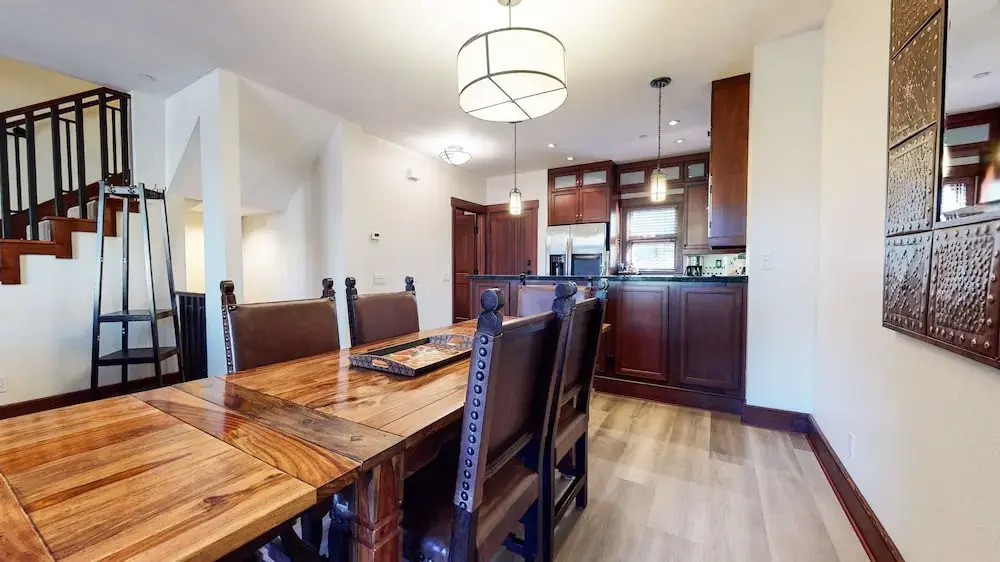 Juniper Crest 7 Private Hot Tub, 2 Car Garage, BBQ, Walk to the Lifts and Mountain Views by RedAwning