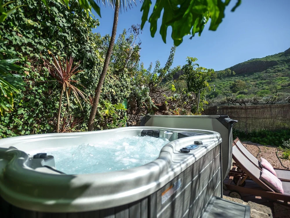 Cozy Holiday Home in San Mateo with Hot Tub