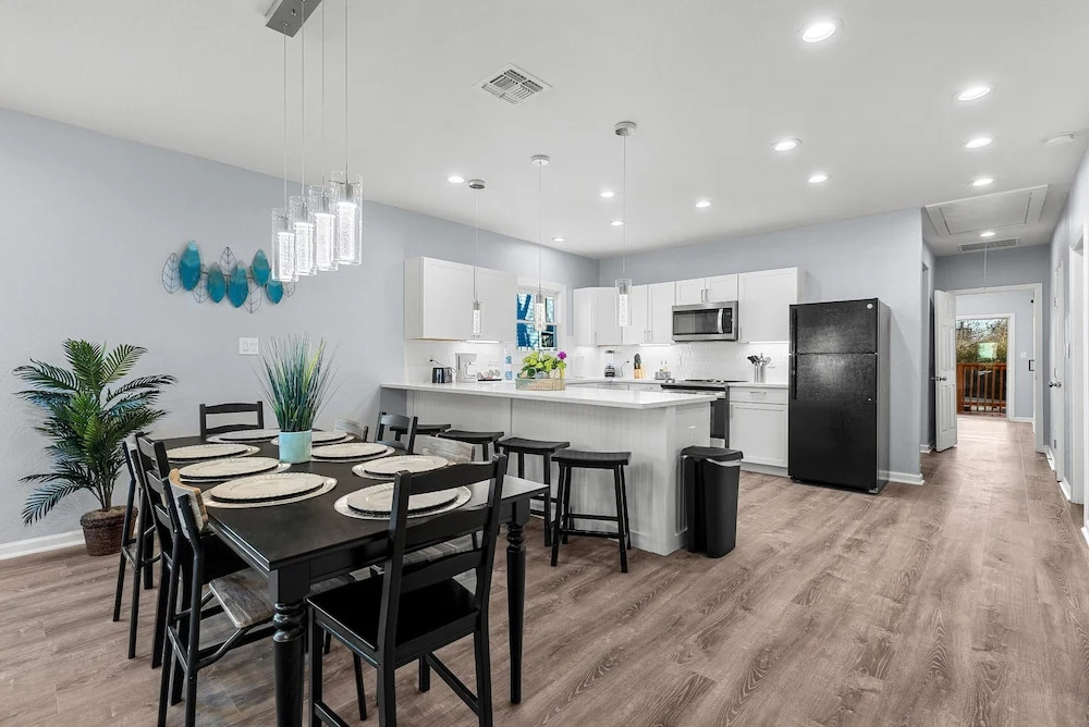 Inviting 4br/2.5ba Downtown Home With Ample Space!