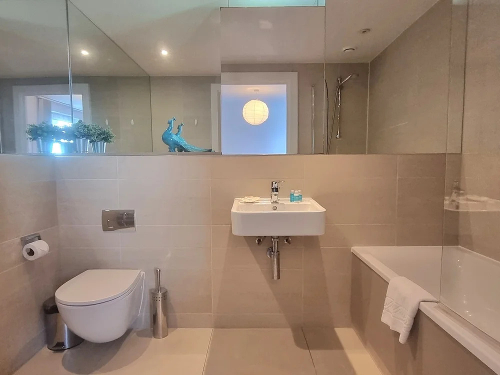 2-bed 2-bath Greenwich Apartment with balcony & lift