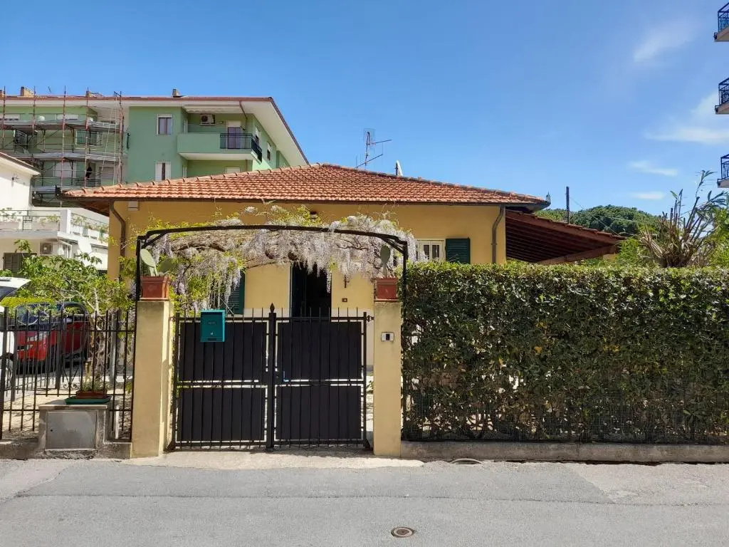 Villa la Casetta con giardino a 30m dal mare