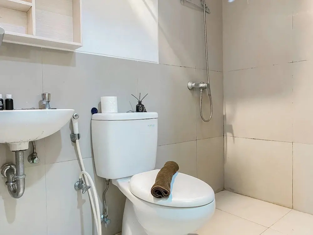 Modern Look and Restful Studio at Azalea Suites Apartment