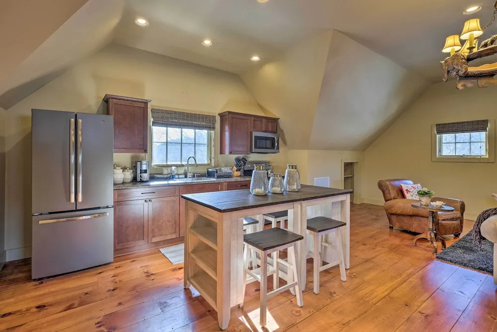 Luxe 'green Barn' Near Skiing w/ Mt Equinox Views!