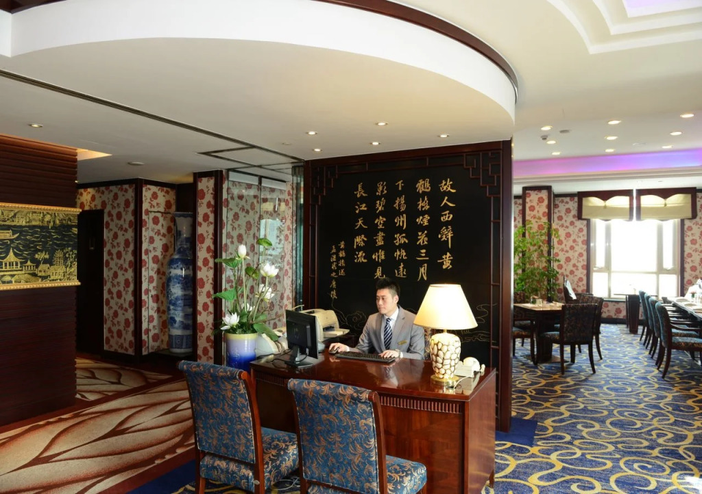 Shanghai Elong Hotel by the bund and Nanjing road Pedestrian street