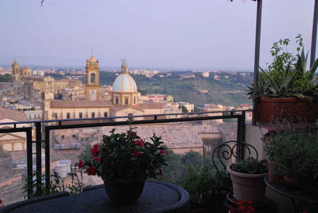 Casa tipica siciliana patronale home BedandBreakfast TreMetriSoprailCielo Camere con vista, colazione interna in terrazzo panoramico