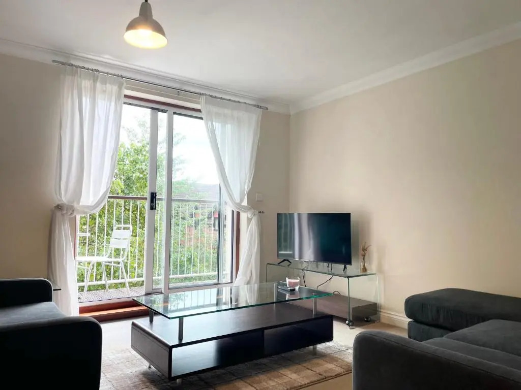 BEST PRICE - AMAZING 2 Bed 2 Bath - 4 Singles or Super King beds, 10 min walk to city centre, Smart Tv, Ensuite, Balcony, FREE PARKING