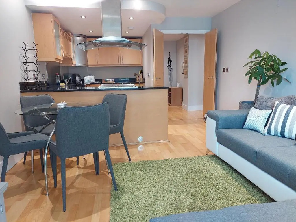 1 Bed Suite, Waterside, Canary Wharf