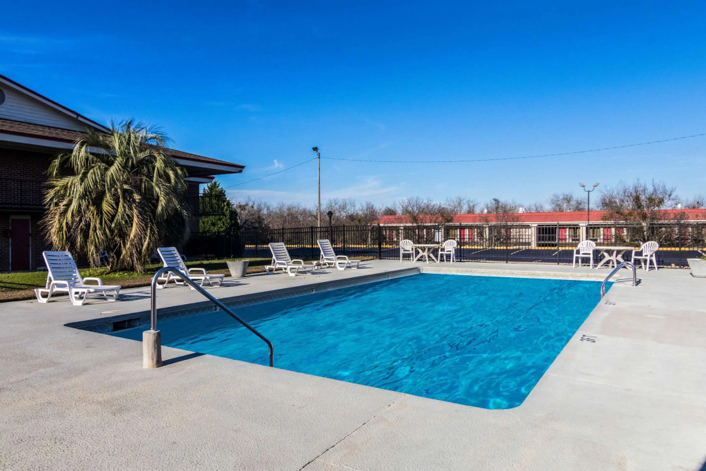 Econo Lodge Inn & Suites Conference Center Dublin