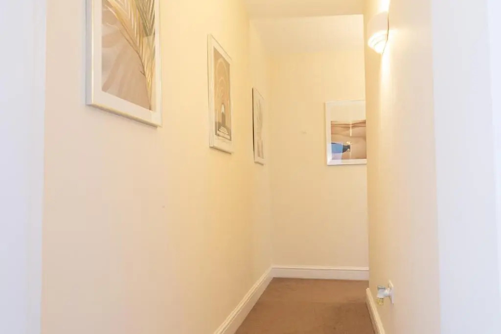 Premiere City Centre Apartment with Gated Parking and Excellent Feedback, Big Double Bedroom, Balcony, Courtyard Garden, Ideal for Long Stays, WFH, Getaways and Ongoing Contracts