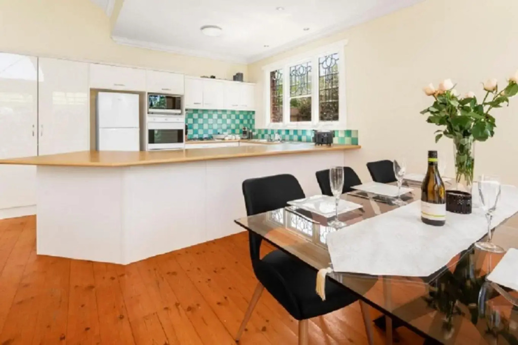 Adelaide Style Accommodation - City to Beach - Free WIFI - Free 3 car parking - Great location