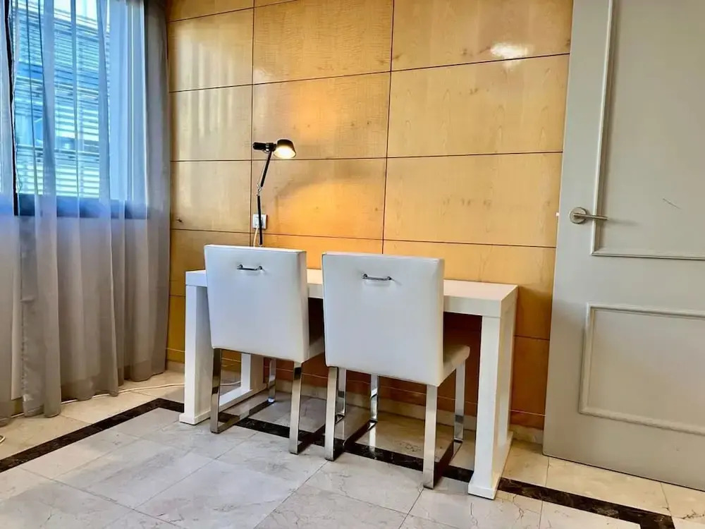 Engracia Square 1-bedroom Apartment in Chamber