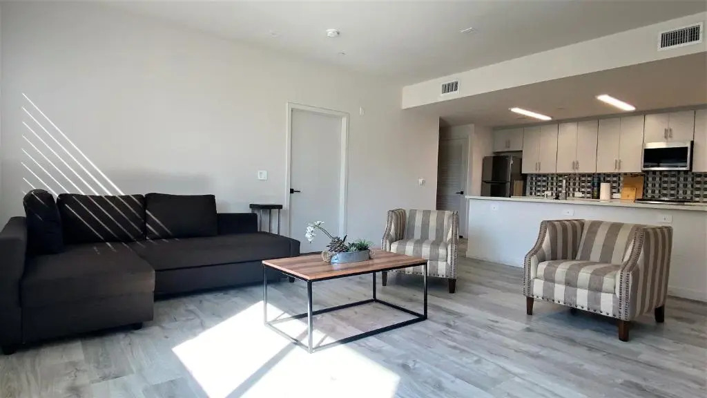 Beautiful and Sunny 3bd 2ba Hollywood Apartment