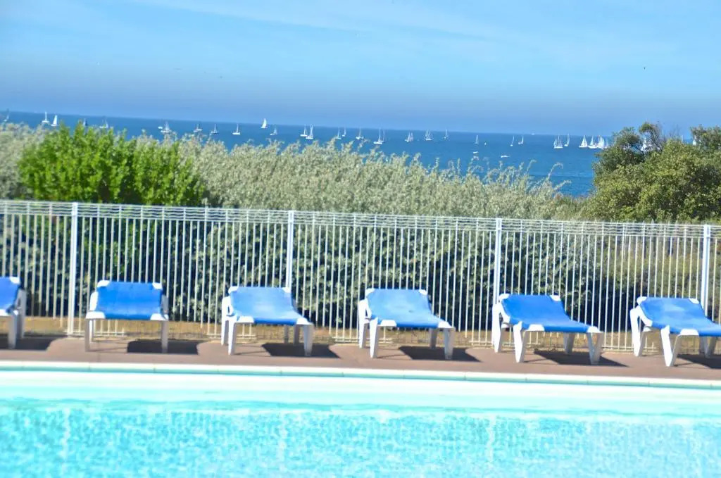 Appartements front de mer 2 piscine chauffées la pironnière Residence de lestrand