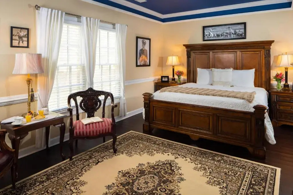 A Williamsburg White House Inn