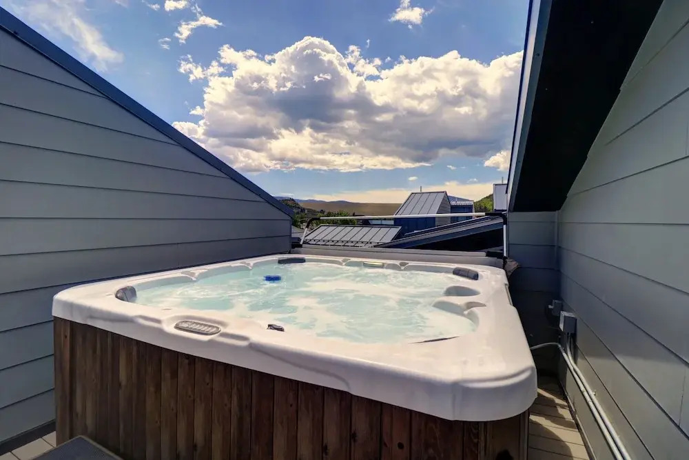 58b 2br 3ba 2 Bedroom Townhouse by RedAwning