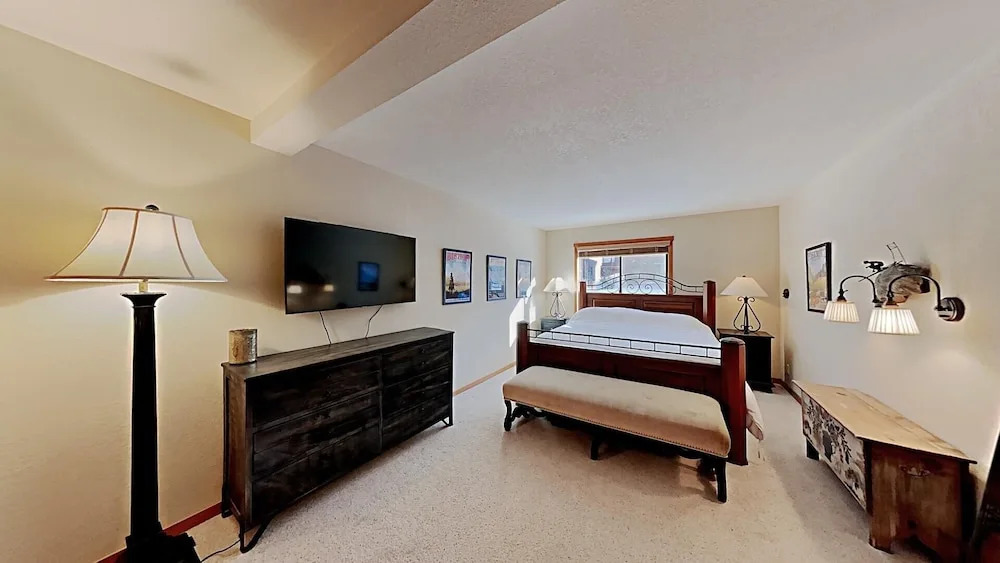 Beautiful One Bedroom Condo! Just Steps to Mammoth Mountain with Fully Equipped Kitchen! by RedAwning