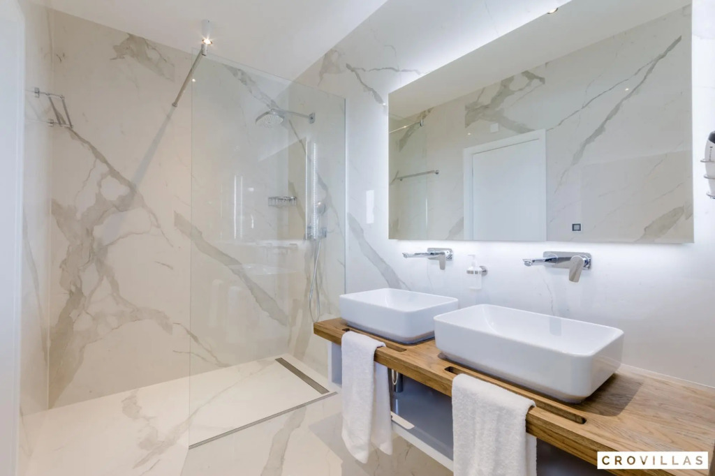 Pax in Sutivan with 3 bedrooms and 3 bathrooms