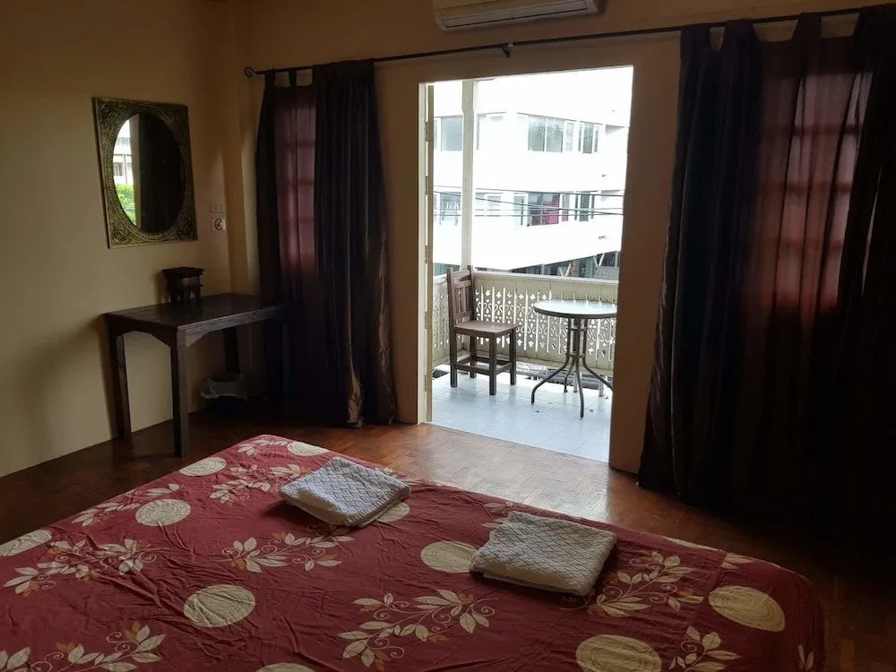 Siam Tulip Guesthouse & Restaurant