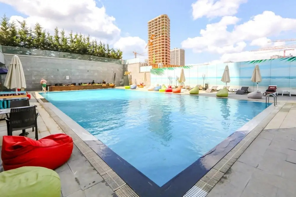 Business-friendly Res With Pool in Fikirtepe